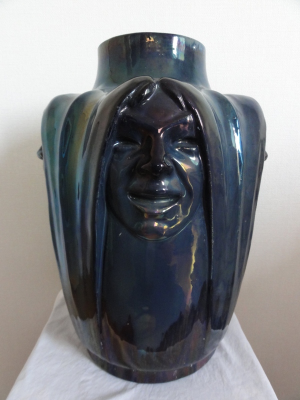Vase aux tetes de femmes 02 (vers1903)