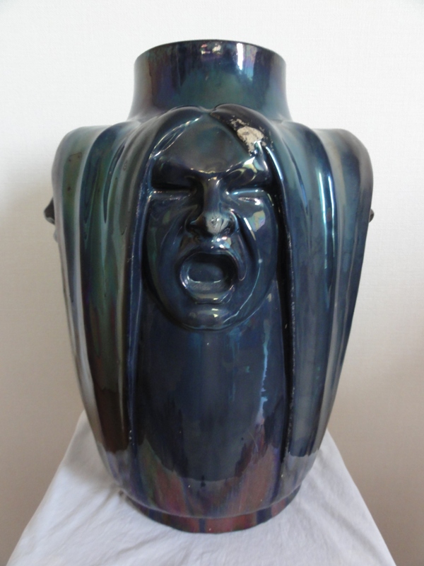Vase aux tetes de femmes 03 (vers1903)