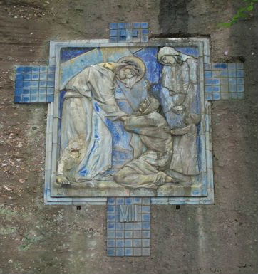 un panneau en terre cuite d'Elchinger dans la serie du chemin de la croix